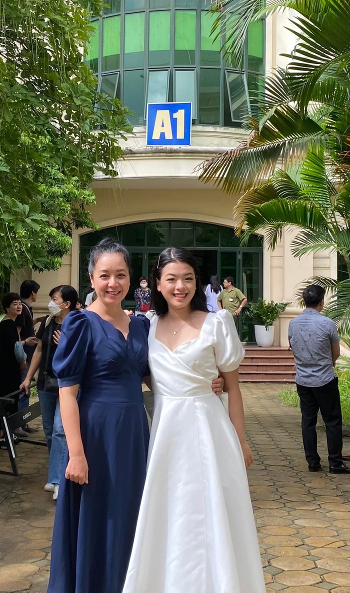 NSƯT Chiều Xuân đã đích thân đưa con gái đi thi tại Học viện Âm nhạc Quốc gia Việt Nam