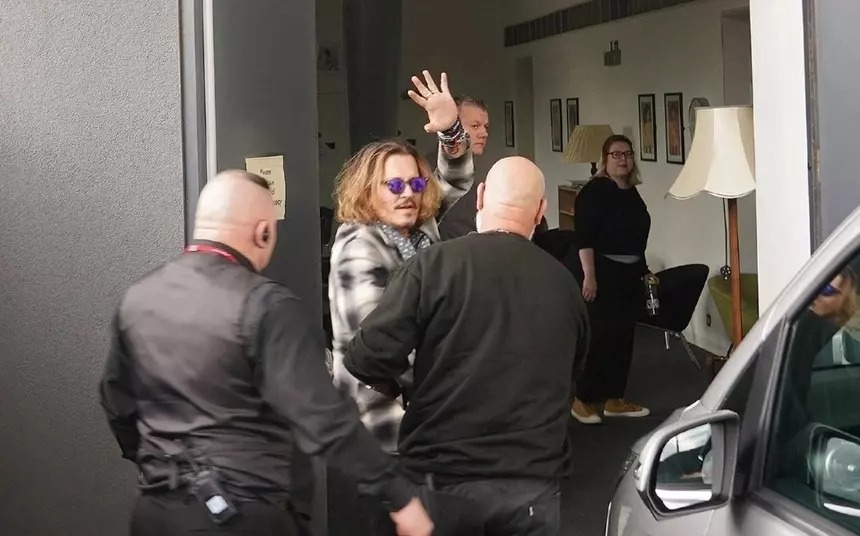 Johnny Depp được chào đón ở châu Âu sau khi thắng kiện vợ cũ.