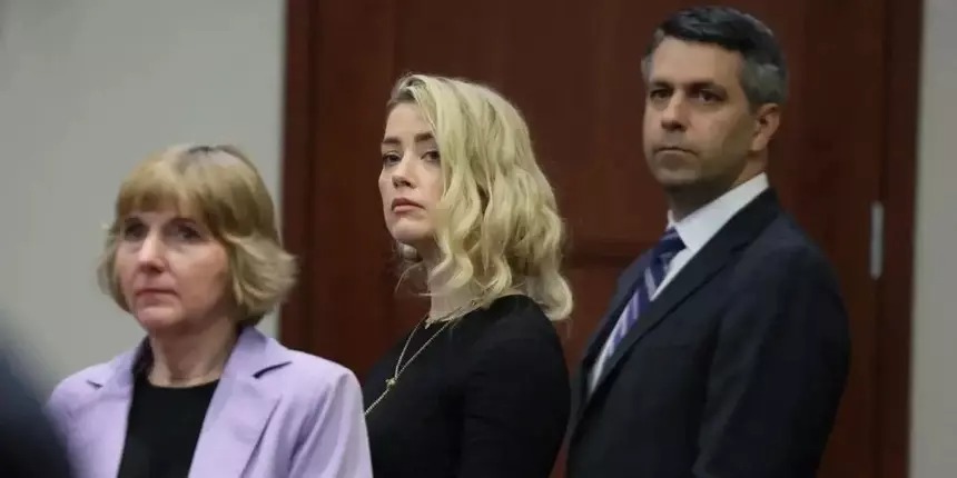 Amber Heard và hai luật sư cũ trong vụ kiện phỉ báng hồi tháng 5.