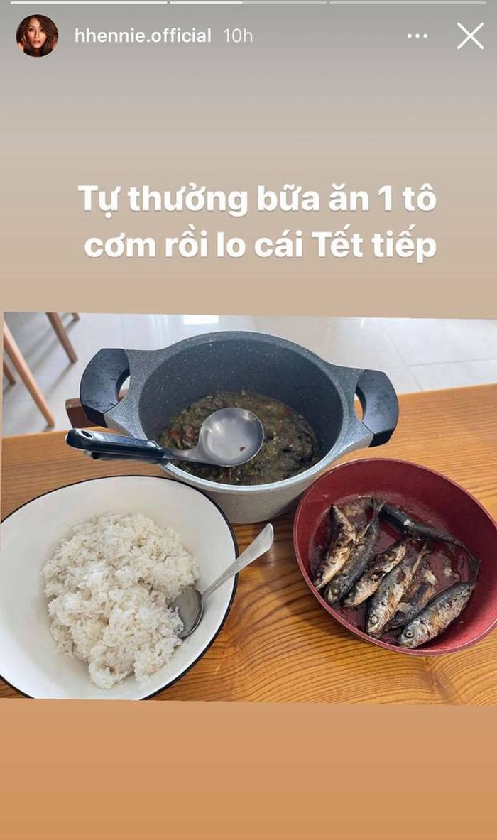 Mâm cơm ngày Tết của H'Hen Niê.