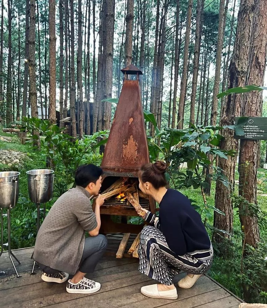 Trong hình, cả hai diện đồ Dior ton-sur-ton.