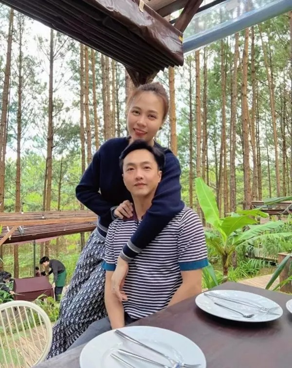 Đàm Thu Trang khoác vai chồng cực tình tứ