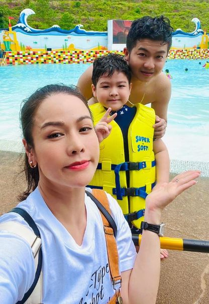 Trong suốt chuyến đi du lịch, cả hai vô tư khoác vai nhau khiến dân tình rục rịch chuyện 