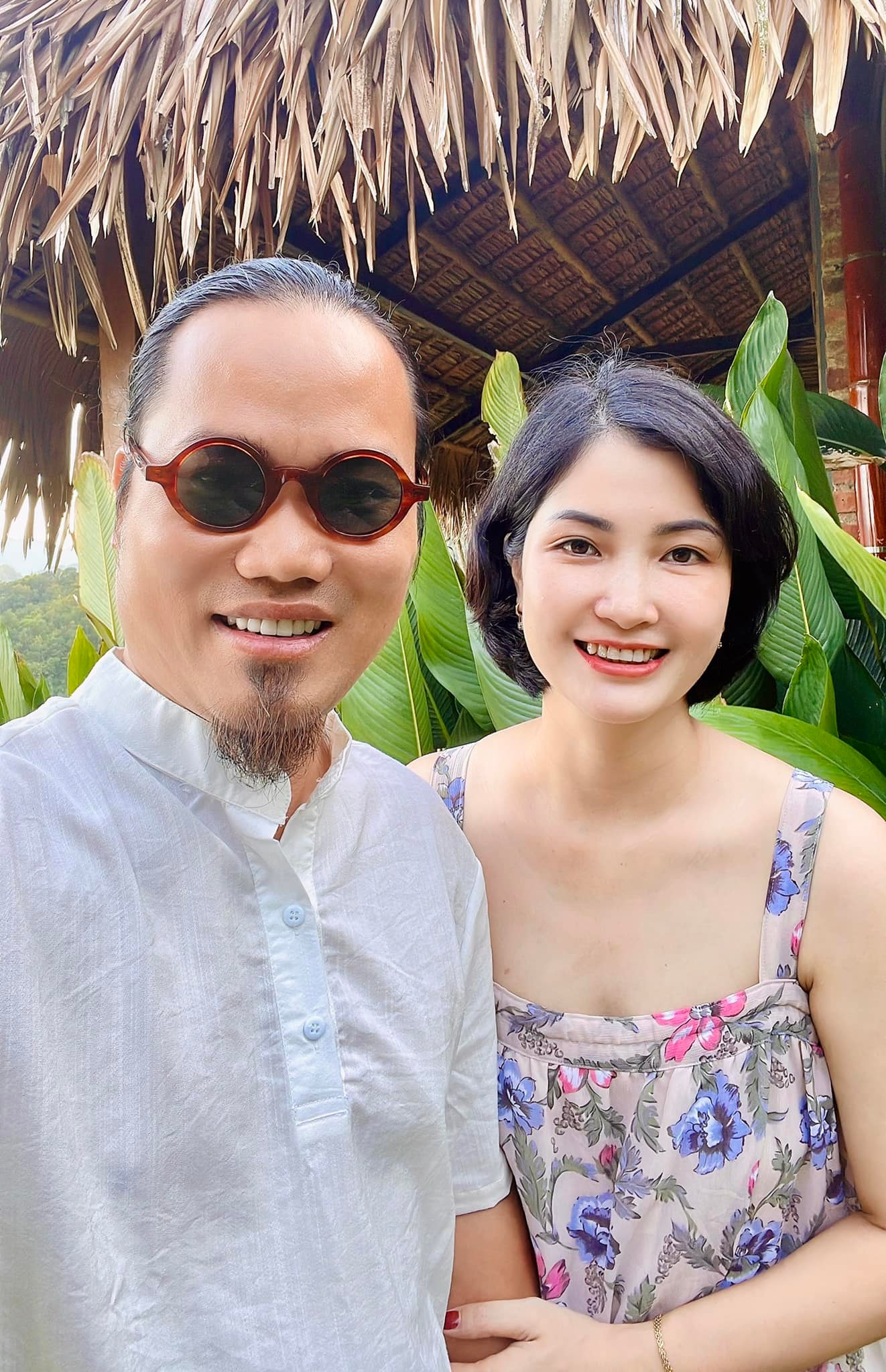 Vượng Râu kết hôn với Thu Hiền năm 2010, vợ kém anh 5 tuổi. Nhiều năm nay, Thu Hiền ở nhà chăm sóc con và quán xuyến công ty gia đình. 