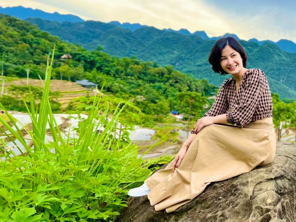  Thu Hiền Cô chia sẻ cuộc sống này chẳng có gì là dễ dàng cả. Nhưng nhiều lúc chỉ cần vợ chồng ôm nhau một cái, mọi buồn phiền vất vả bỗng chốc đều tan biến. Ngoài kia dù sóng gió thế nào, về nhà vẫn có gia đình là điểm tựa yêu thương.