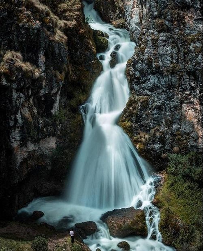 Con thác trở nên bình thường ở một góc ảnh khác. 