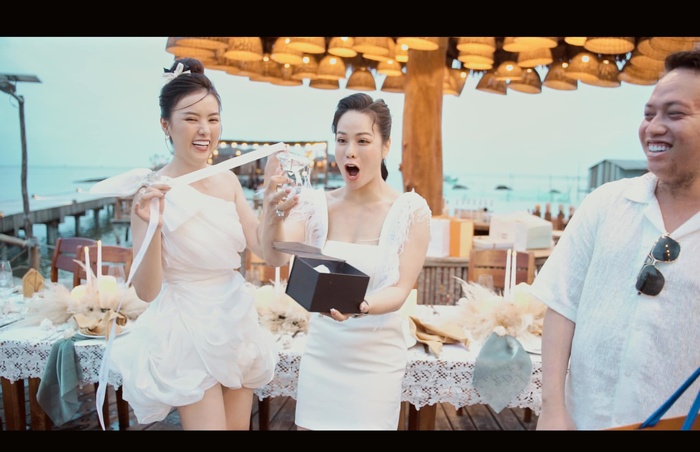 Người đẹp được bạn bè tặng một chiếc nhẫn kim cương 