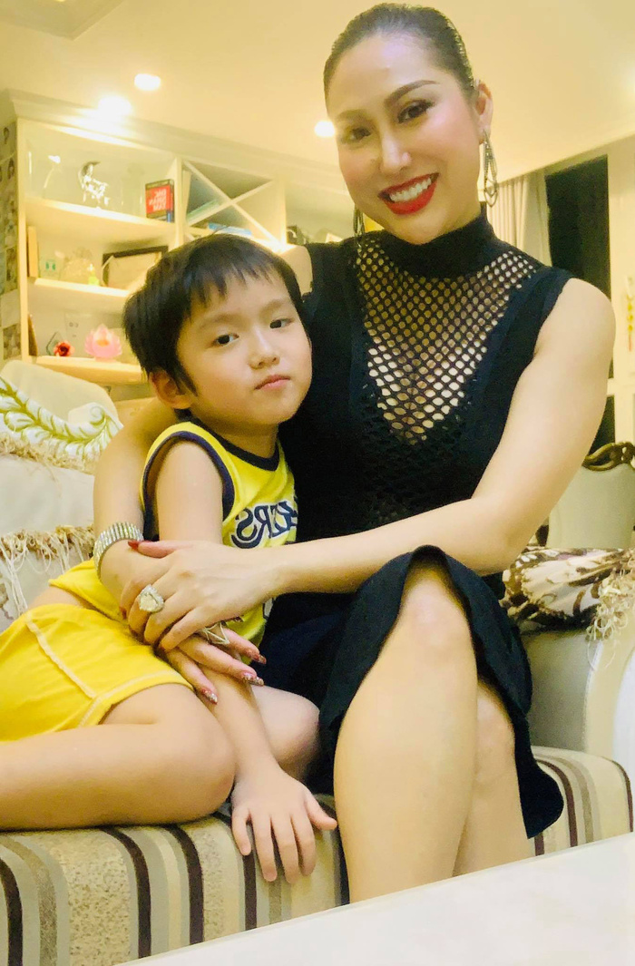 Phi Thanh Vân sống hạnh phúc bên con trai.