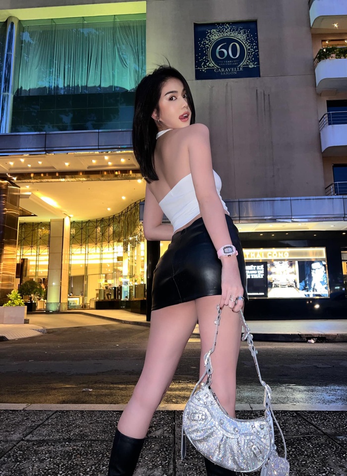  Không quá hở bạo, cô chọn chiếc váy ngắn mix với chiếc áo ôm body cắt xẻ khéo léo để lộ vòng eo 