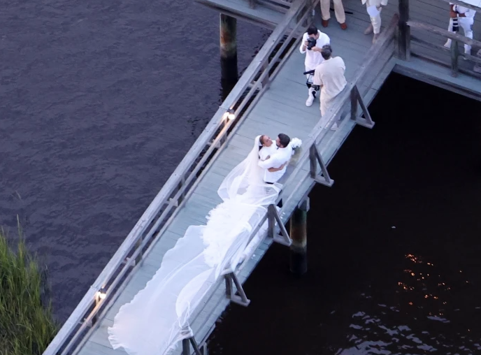  Ben Affleck và Jennifer Lopez ôm nhau chụp ảnh trên chiếc cầu nhỏ trong dinh thự. Toàn bộ khách mời cũng như thợ ảnh cũng đều mặc màu trắng. 