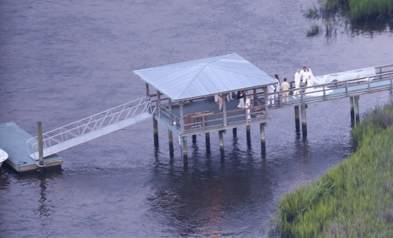 Cô dâu chú rể cùng khách mời đứng trên đoạn cầu thuộc dinh thự trị giá 8 triệu USD của Ben Affleck ở Georgia. 