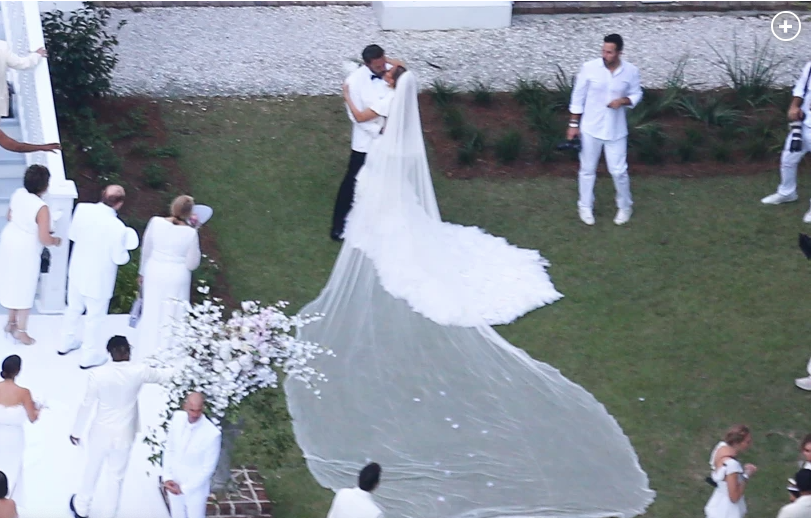 Jennifer Lopez và Ben Affleck trao nhau nụ hôn trong lễ cưới diễn ra tại dinh thự của chú rể ở Riceboro, Mỹ ngày 20/8. 