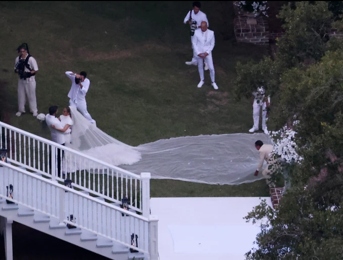 Toàn bộ truyền thông không được tác nghiệp trong lễ cưới bởi tờ VOGUE (MỸ) được độc quyền phần ảnh cưới của cặp sao.