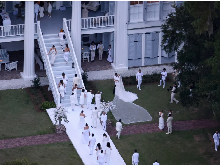 Cặp đôi trao nhau nụ hôn trước mặt quan khách. 