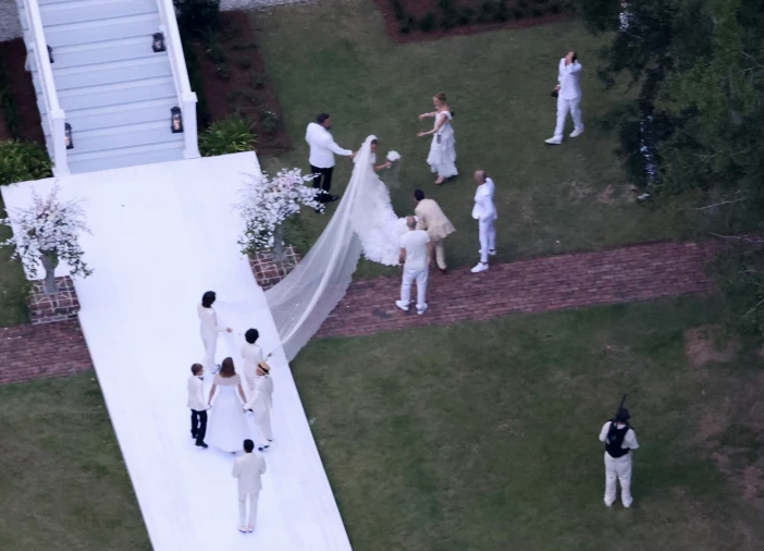  Ben Affleck kém Jennifer Lopez 2 tuổi. Cặp đôi mới tái hợp năm ngoái và quyết định đi đến hôn nhân ở tuổi 50. 