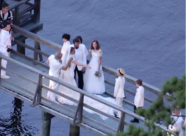 5 người con của cô dâu chú rể với đời chồng/vợ trước cũng tham dự lễ cưới để chúc phúc cho bố mẹ. 