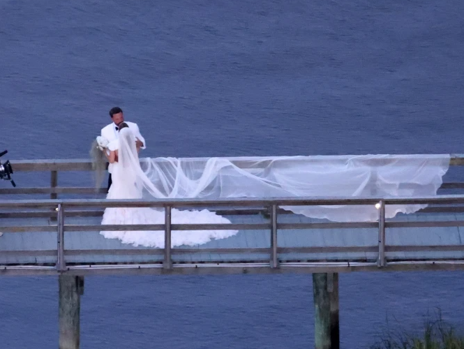 Khoảnh khắc hạnh phúc của Jennifer Lopez và Ben Affleck trong siêu đám cưới kéo dài 3 ngày. Trước đó họ tổ chức lễ cưới nhỏ trong phạm vi gia đình hồi tháng 7 vừa qua. 