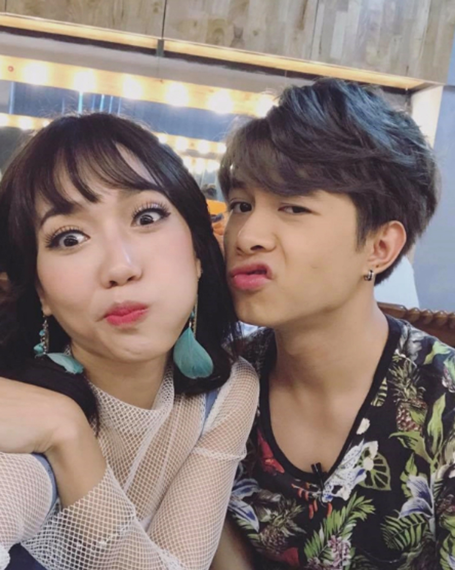 Cả hai nên duyên từ khi làm việc chung tại sân khấu kịch. Anh Tú kém bạn gái 2 tuổi nhưng vẫn được đông đảo người hâm mộ ủng hộ bởi những khoảnh khắc vô cùng đáng yêu và ngọt ngào.