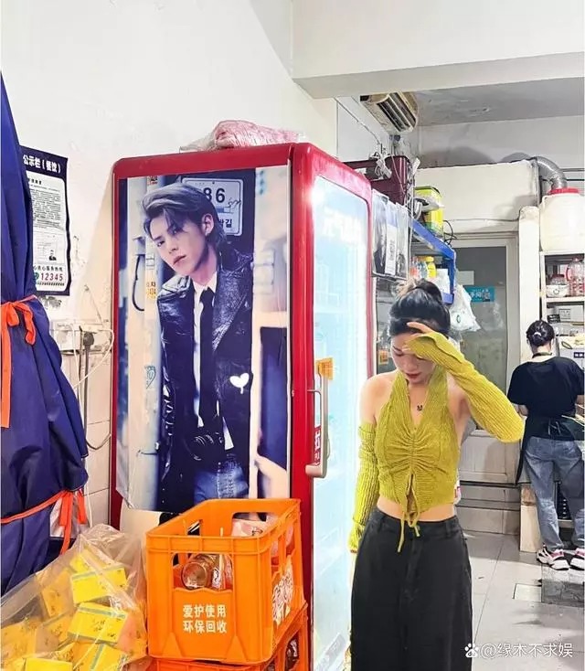 Người hâm mộ đến check-in tại quán