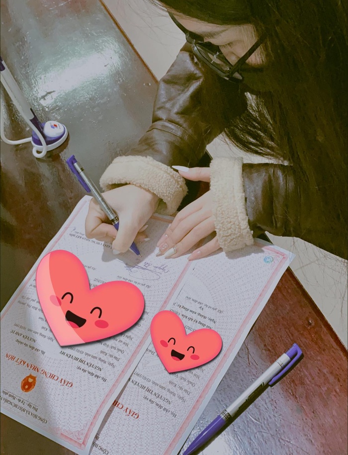 Huyền My - bồ cũ Quang Hải công khai giấy chứng nhận kết hôn với bạn trai Anh Tú.