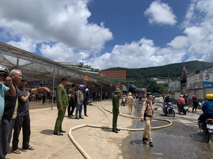 Lực lượng chức năng có mặt tại hiện trường vụ hỏa hoạn, sau 30 phút đám cháy được dập tắt.