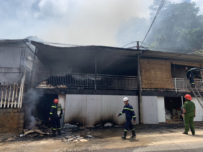 Do có nhiều vật liệu dễ cháy nên ngọn lửa bén rất nhanh.