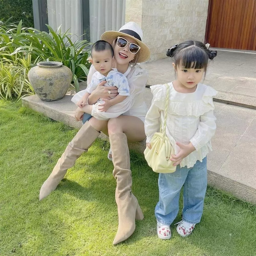 Sau khi đường ai nấy đi với thiếu gia Đức Phạm, Diệp Lâm Anh đưa 2 con dọn ra khỏi nhà chồng, bắt đầu cuộc sống của 1 bà mẹ đơn thân