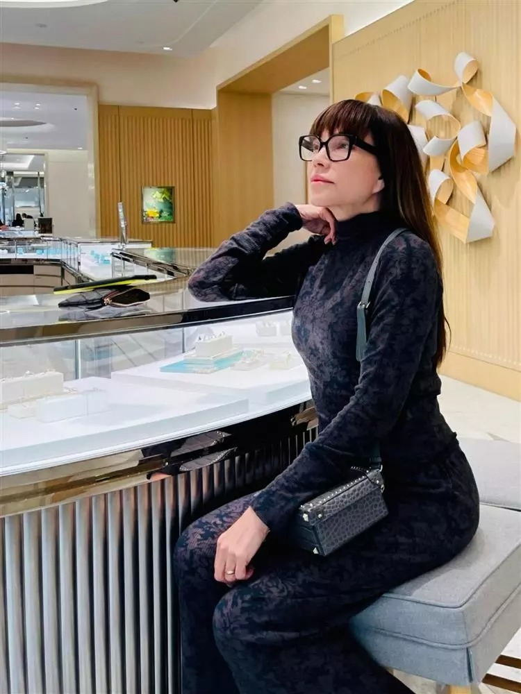 Thanh Hà chụp hình trong một tiệm trang sức.