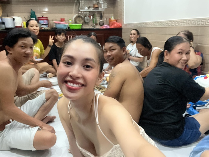 Hoa hậu Tiểu Vy đón sinh nhật tuổi 22 bên gia đình, giản dị nhưng đầy ý nghĩa.