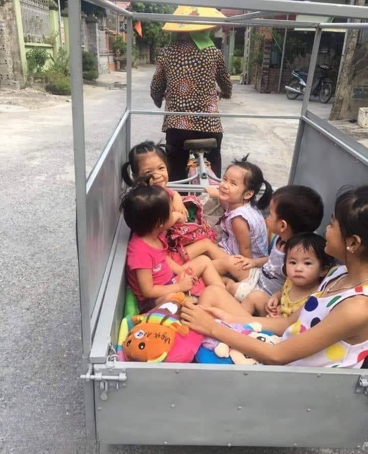  Một mình bà chở 6 đứa cháu trên chiếc xe. (Ảnh: Hội K.N)