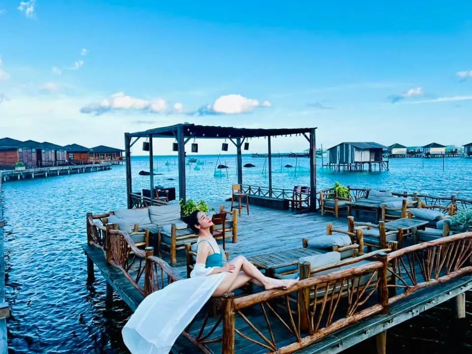 Nhật Kim Anh mặc bikini khoe dáng.