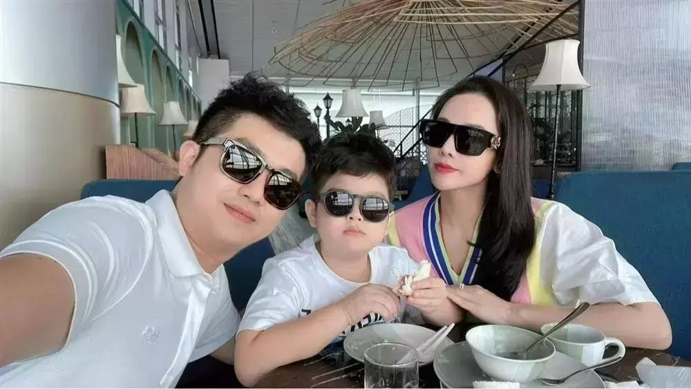 Vào đầu tháng 8, cặp đôi cùng nhau đưa con trai xuất ngoại du lịch, là phần thưởng cho thành tích học tập của bé.
