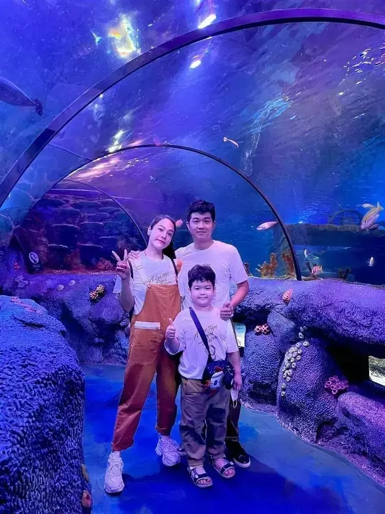 Bửu Lộc đứng sát, khoác vai vợ cũ.