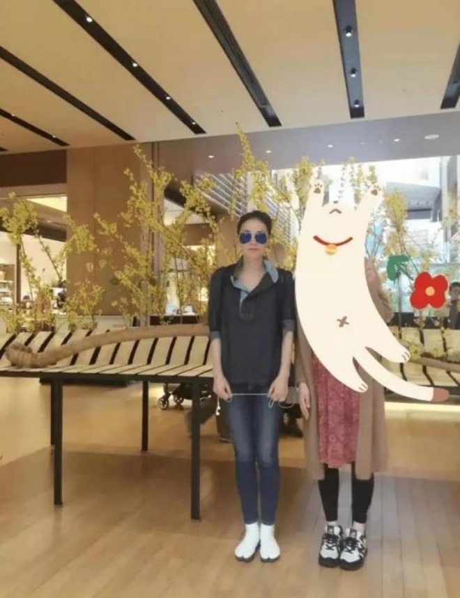 Dưới ống kính người qua đường, Vương Phi gây sốt, dễ hiểu vì sao Trương Bá Chi bị chê lép vế - 1