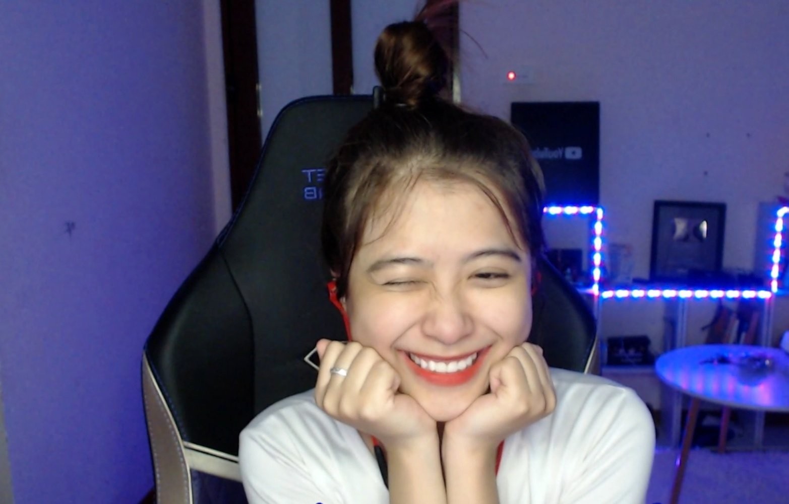 Cô nàng này thường xuyên livestream, chia sẻ kinh nghiệm chơi game cùng người hâm mộ.