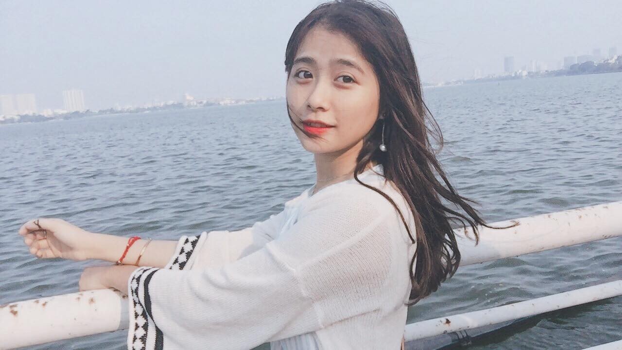 Không chỉ những clip livestream dài hàng tiếng đồng hồ mà những khoảnh khắc xinh đẹp đời thường của nàng streamer này cũng nhận về nhiều bình luận khen ngợi.