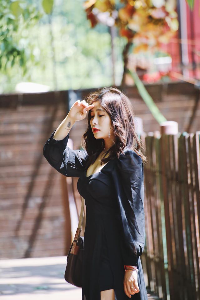 Được biết Milona đang theo học tại Đại Học Hà Nội và đang theo đuổi sự nghiệp streamer với kênh youtube Minola TV gần 1 triệu subscribe, tài khoản Instagram với khoảng 70 nghìn lượt theo dõi.