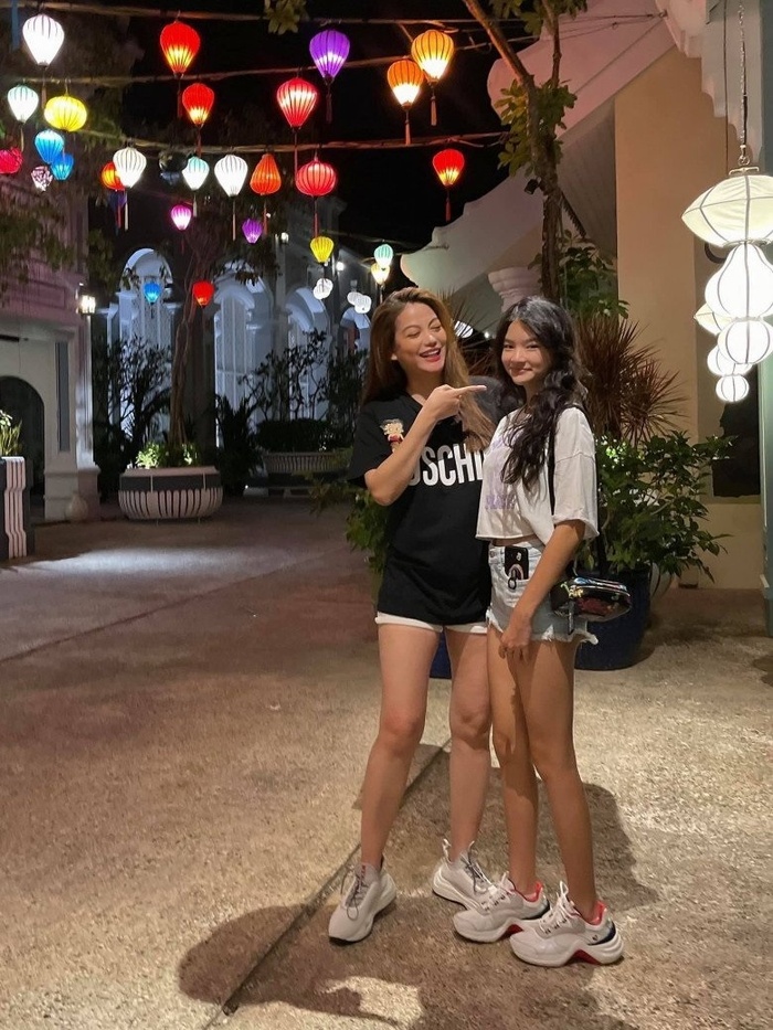 Đôi chân dài như kiếm nhật của con gái Trương Ngọc Ánh khi đứng bên cạnh mẹ.