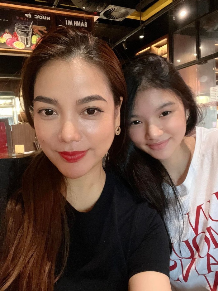 Khoảnh khắc Trương Ngọc Ánh đọ sắc cùng con gái.