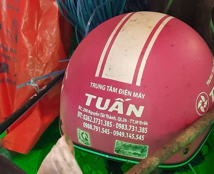 Chiếc mũ bảo hiểm các nạn nhân sử dụng được phát hiện tại hiện trường
