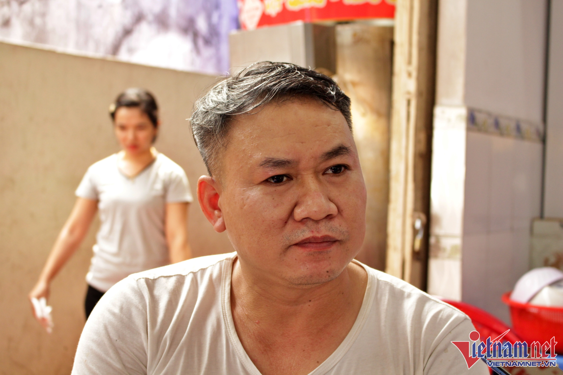 Sau tai nạn khủng khiếp, anh Hòa phát tâm mời người nghèo ăn cháo miễn phí. (Ảnh: Ngọc Lài).