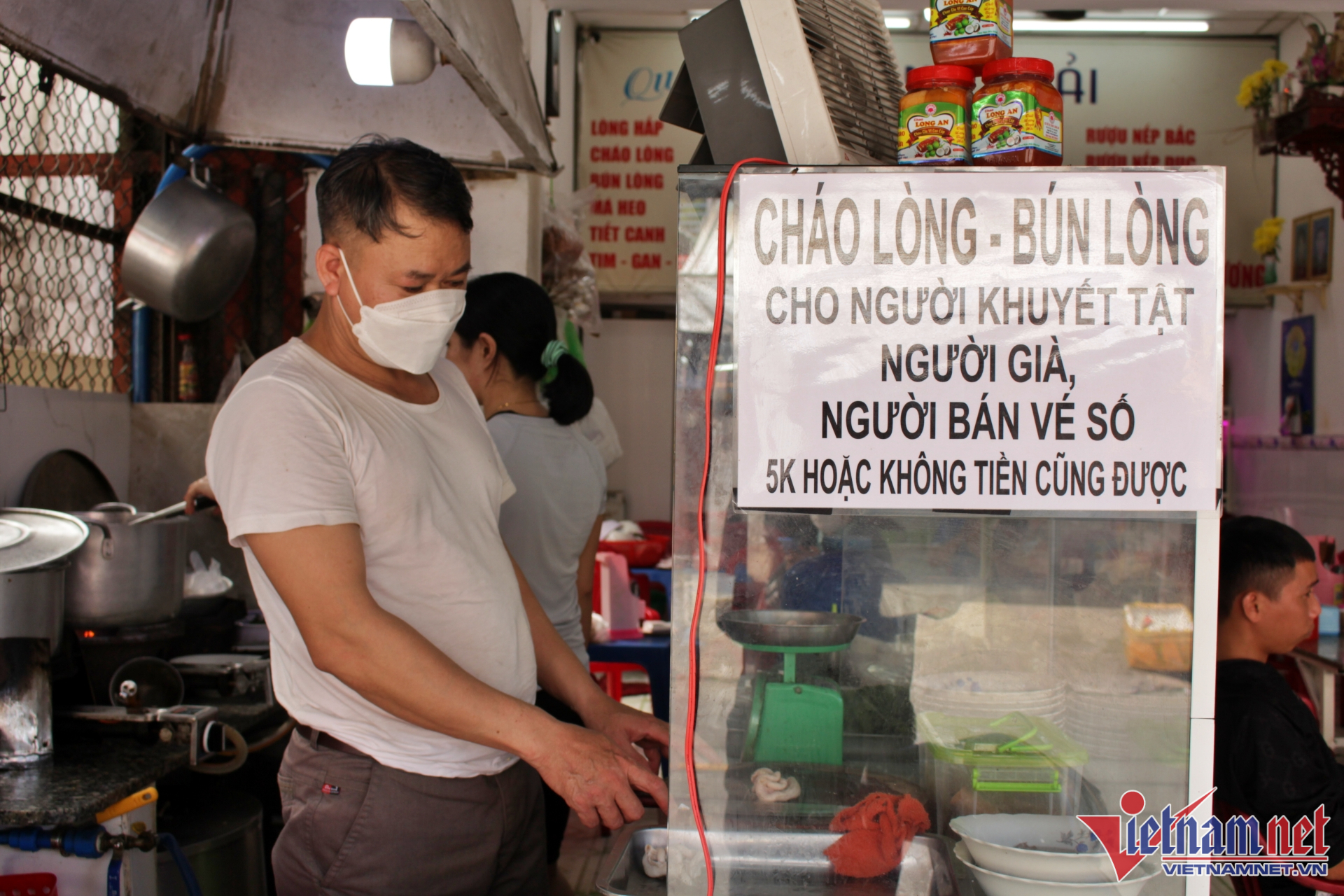 Bảng mời ăn cháo miễn phí được dán ở chỗ dễ nhìn thấy. (Ảnh: Ngọc Lài).