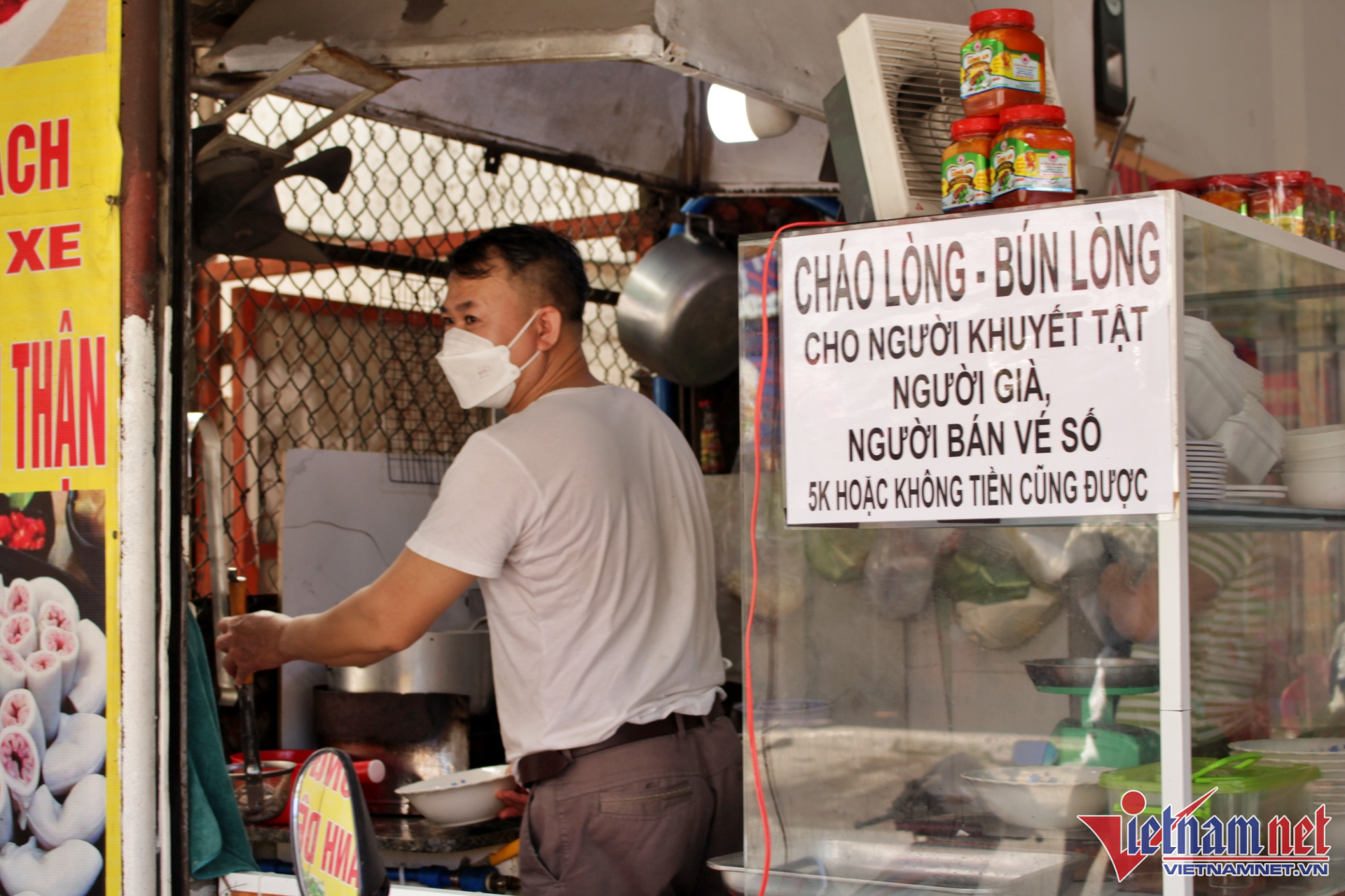 Anh Hòa làm tô cháo miễn phí ngon bằng hoặc hơn tô cháo bình thường. (Ảnh: Ngọc Lài).