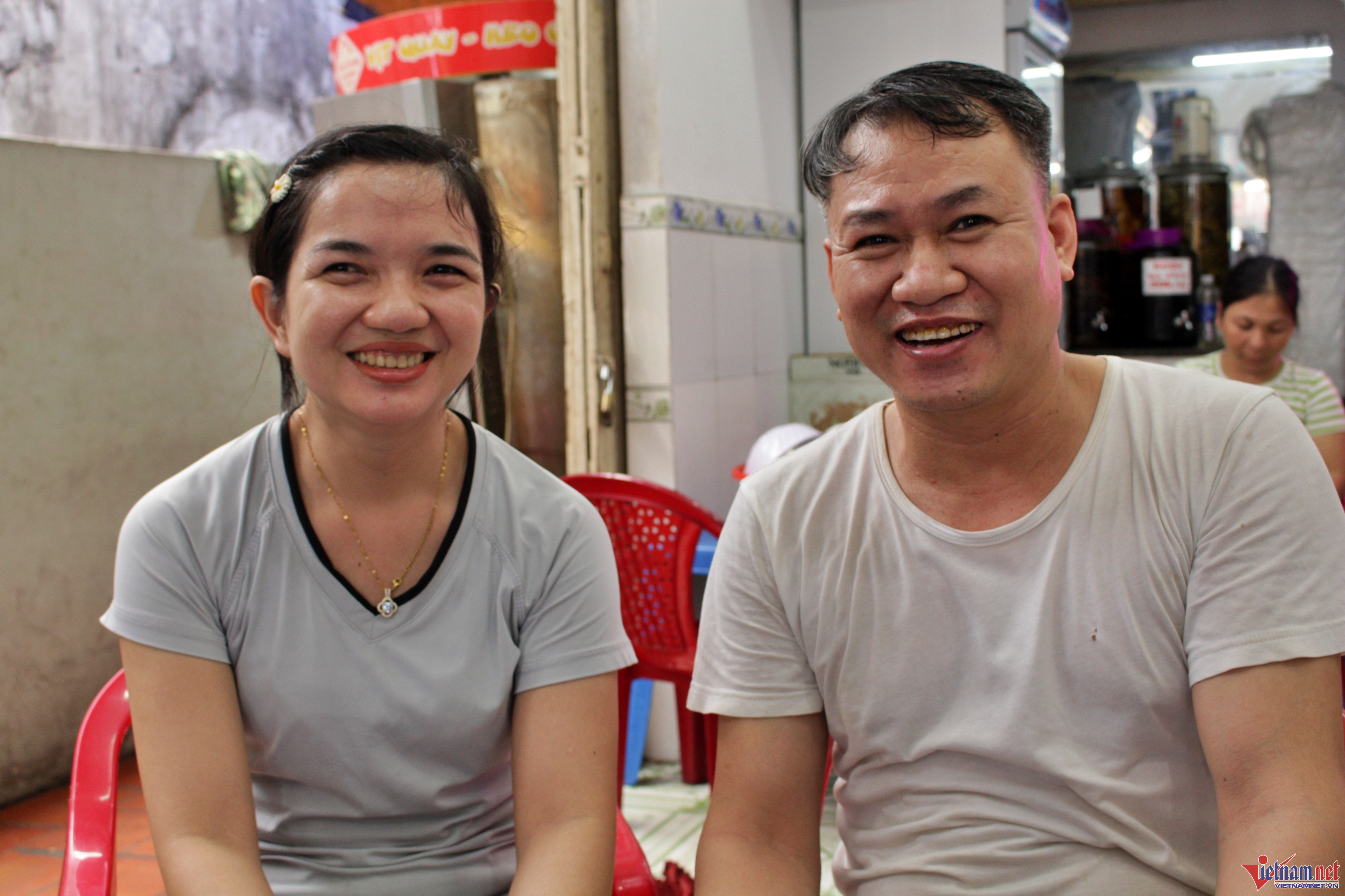 Vợ chồng anh Hòa - chị Dung đồng lòng làm việc thiện. (Ảnh: Ngọc Lài)