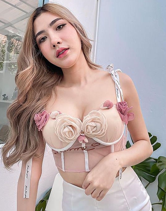 Tận dụng lợi thế của mình, Minicha Nattanicha liên tục đăng tải những hình ảnh khoe dáng vóc, nhan sắc.