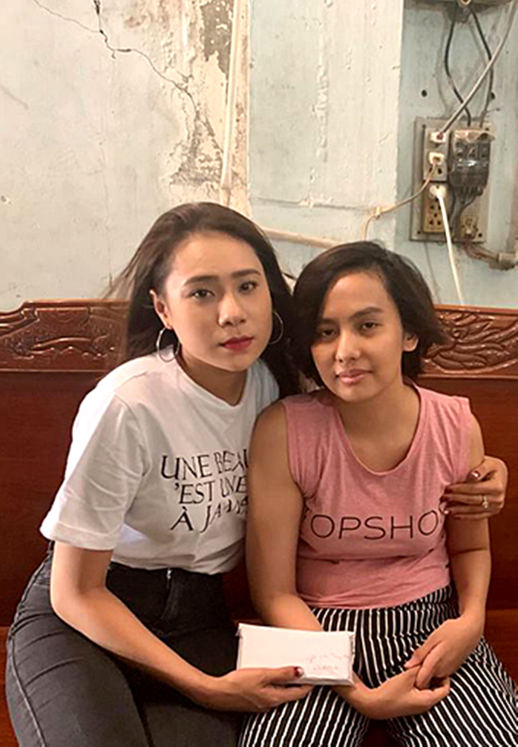 Hồ Bích Trâm (trái) tới thăm Thúy Anh hồi tháng 4/2019.