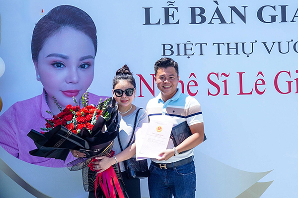 Lê Giang nhận giấy tờ biệt thự từ nhà thầu.