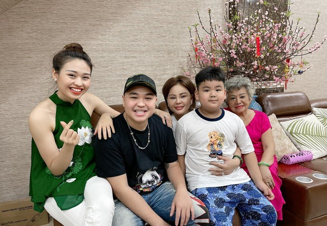 Gia đình 3 thế hệ của Lê Giang.