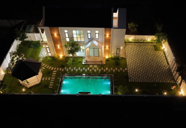 Toàn cảnh biệt thự về đêm.