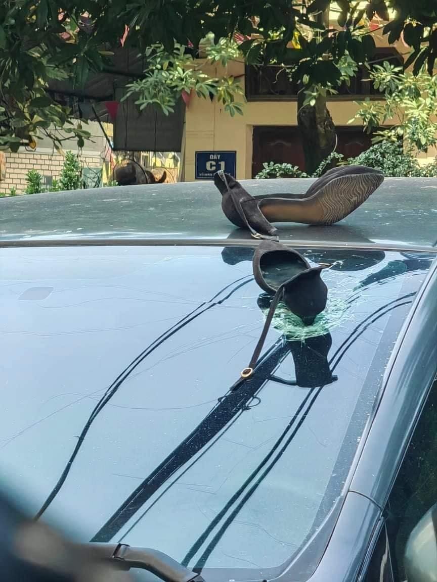 giày cao gót, giày cao gót làm vỡ kính xe ô tô, giới trẻ 